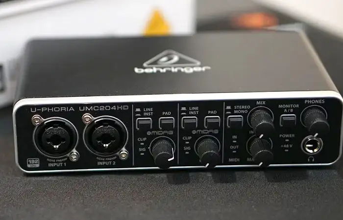 Behringer UMC204HD 1